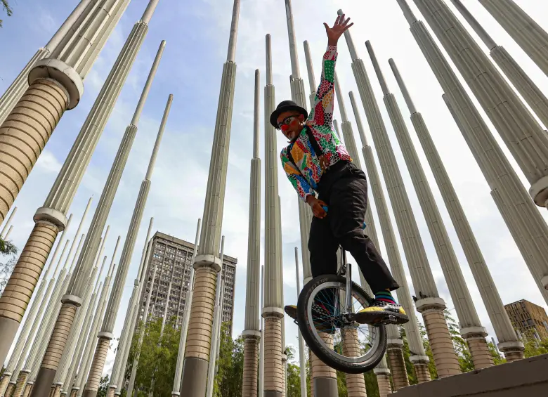 Ocho carpas de circo fueron instaladas estratégicamente en distintos puntos de Medellín, llevando el espectáculo a los barrios y permitiendo el acceso libre a una programación diversa y emocionante. Foto: Manuel Saldarriaga Quintero.