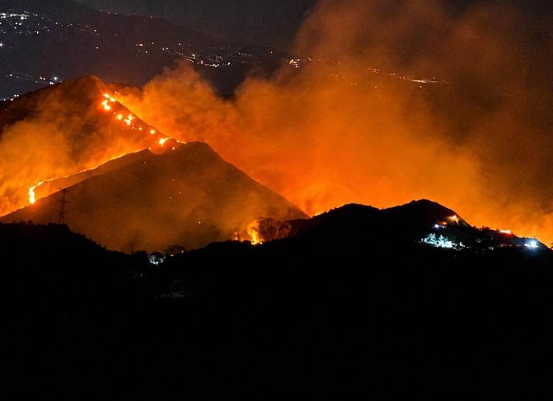 El incendio, activo desde la noche del lunes 10 de agosto, está siendo atendido por los cuerpos de bomberos de 3 municipios. Foto: cortesía.