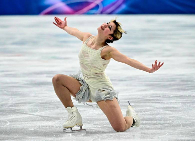 Alysa Liu, de 20 años, retornó a la alta competencia para imponer su calidad en el patinaje artístico sobre hielo. FOTO AFP