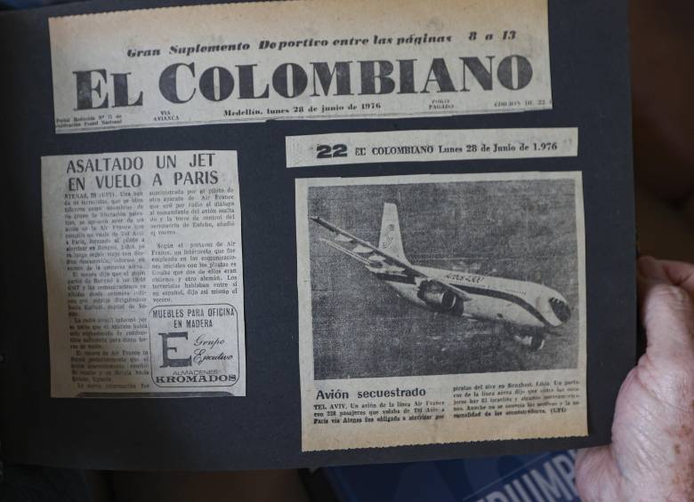 Una de las páginas de los libros de recortes que la familia conserva para recordar el suceso que vivió la señora Elisa. Foto: Manuel Saldarriaga Quintero.