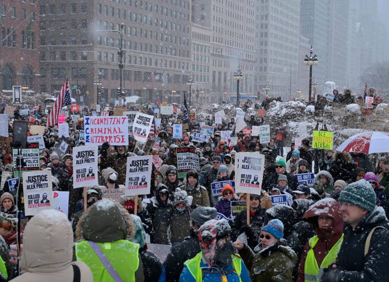 Cientos de personas marcharon por el centro de Minneapolis, pese a las temperaturas bajo cero, para exigir justicia por las muertes a manos de agentes de ICE y rechazar la política migratoria del Gobierno de Donald Trump. FOTO: GETTY