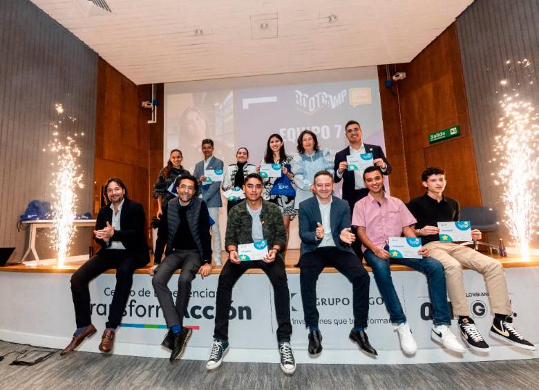 Los ganadores del primer Desafío Junior Empresarial en la ceremonia de premiación en EL COLOMBIANO. FOTO: CAMILO SUÁREZ.