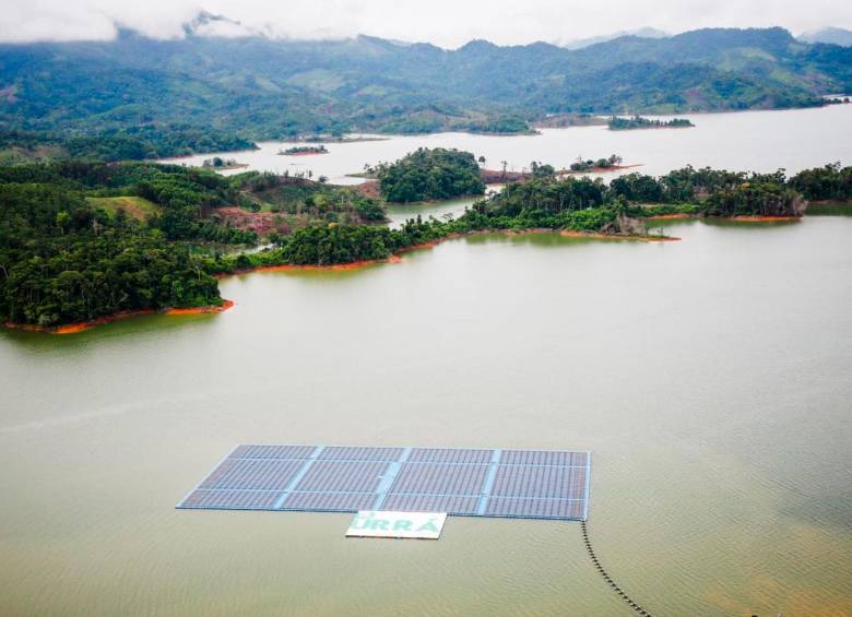 Aquasol fue ensamblada en el embalse de la Central Hidroeléctrica Urrá, cuenta con 3.248 módulos fotovoltaicos y la generación estimada de la planta es de 2400 MWh/Año (Megavatios hora año). FOTO Cortesía