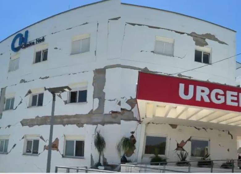 La Clínica Noé de Pereira tuvo que ser evacuada tras presentar condiciones de riesgo en su infraestructura por el terremoto. Sus pacientes fueron trasladados inicialmente a tres centros asistenciales de la ciudad. Crédito: FOTO: Ana Álvarez vía X. 