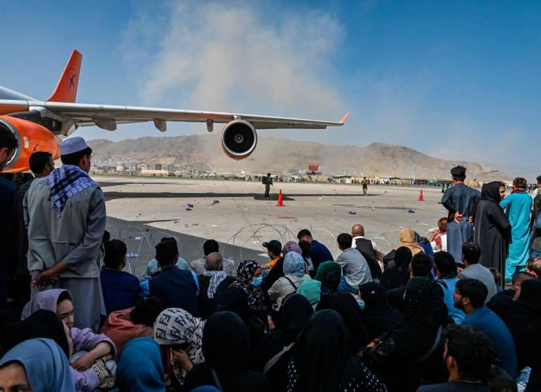 Una multitud de afganos buscaba con desesperación la manera de abandonar el país. Invadieron la pista del aeropuerto de Kabul. FOTO AFP Y GETTY