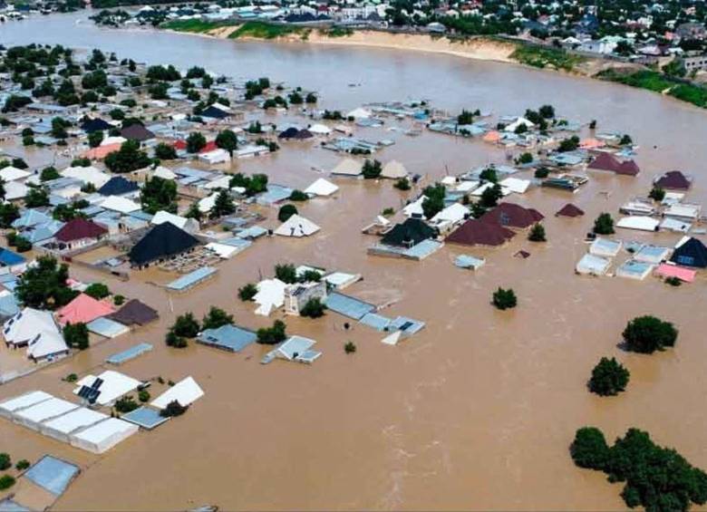El drenaje inadecuado, la construcción de viviendas en vías fluviales y el vertido de desechos en desagües y canales de agua han empeorado el panorama en Nigeria. Foto: Redes sociales 