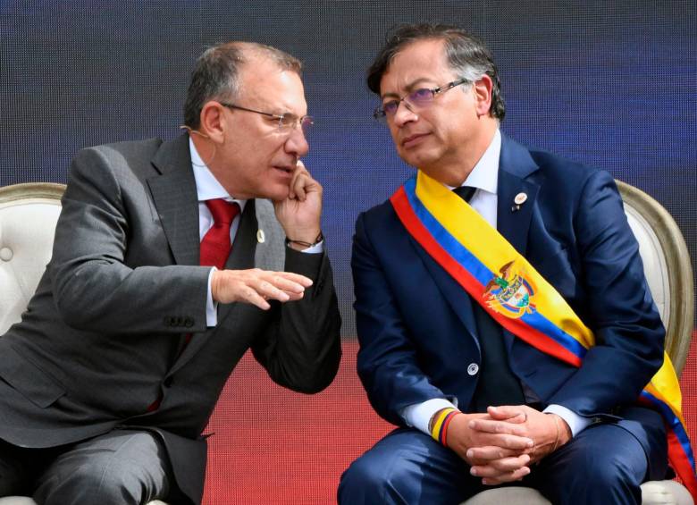 El presidente Gustavo Petro junto al senador Roy Barreras durante su posesión –en Bogotá– el pasado 7 de agosto. FOTO Cortesía