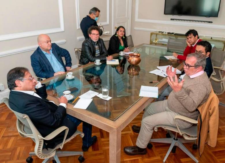 Los asistentes a la reunión entre el presidente Gustavo Petro y Rodrigo Londoño (“Timochenko”). CORTESÍA DE PRESIDENCIA.