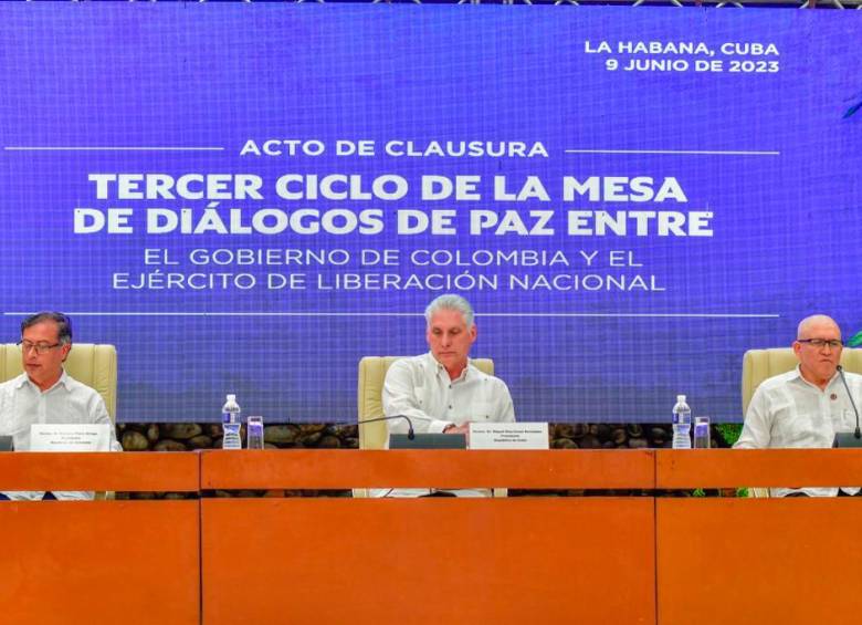 En la imagen de izquierda a derecha: el presidente Gustavo Petro, el presidente de Cuba, Miguel Díaz-Canel, y el comandante del ELN, alias Antonio García. FOTO CORTESÍA