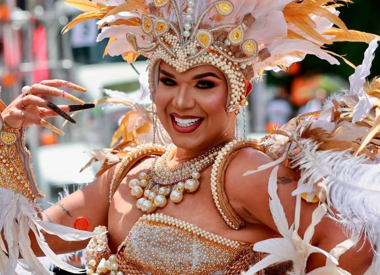 Participantes de todas las edades se suman a la Marcha del Orgullo LGBTIQ+ en Medellín bajo el lema “Orgullo para toda la vida”. FOTO EL COLOMBIANO