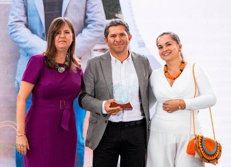 Camilo Enciso (Centro) recibe su premio. FOTO EL COLOMBIANO CORTESÍA.
