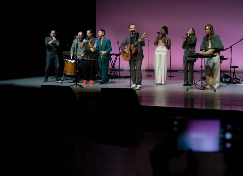 Pala en el escenario con Drexler y sus músicos. FOTO Cortesía Marcela Gómez @lmchela y @teatrometropolitano