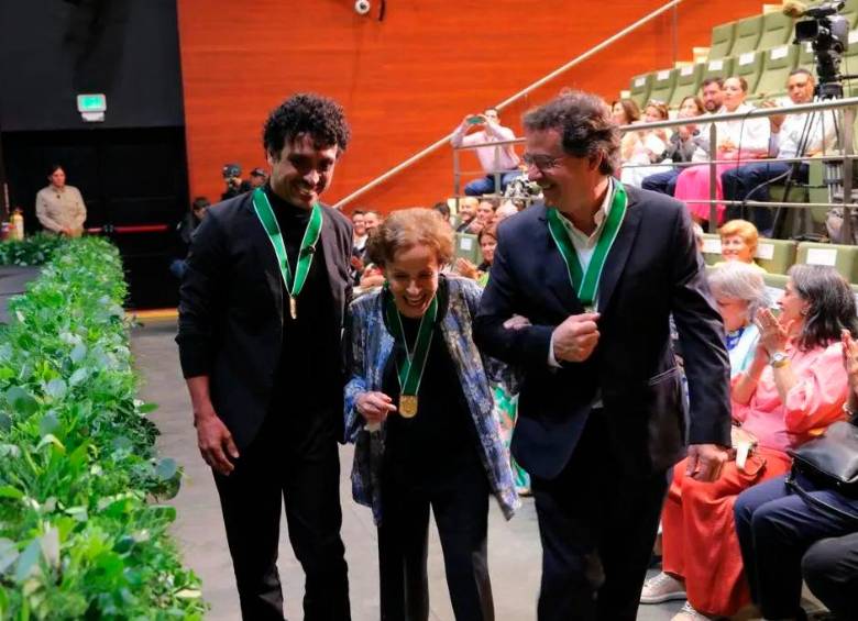 Juancho Valencia, Blanca Uribe y Alejandro Posada en la ceremonia en la que recibieron el Escudo de Oro de Antioquia. Foto Cortesía Gobernación de Antioquia.