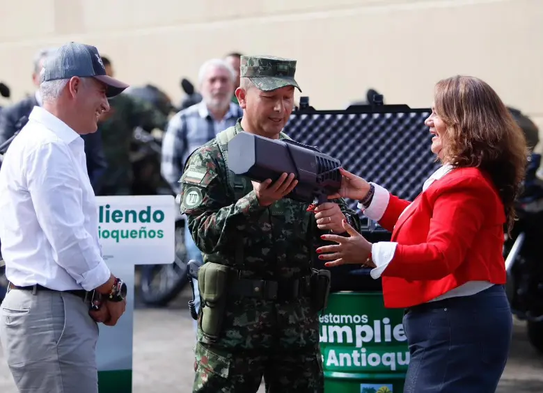 El gobernador de Antioquia, Andrés Julián Rendón, y el brigadier general Carlos Eduardo Caycedo Bocanegra, comandante de la Cuarta Brigada, durante la entrega de equipos antidrones y motocicletas financiados con la tasa de seguridad departamental. FOTO: Cortesía