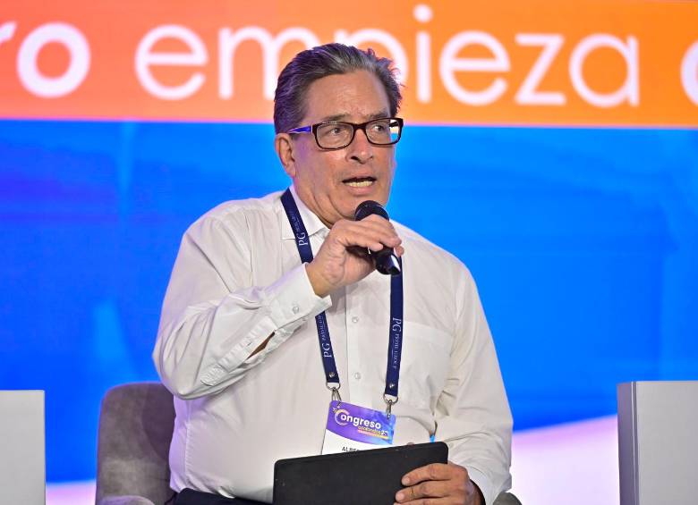 El exministro de Hacienda, Alberto Carrasquilla, durante su intervención en el Congreso Asofondos 2026, donde aseguró que a Colombia le convendría un “sustico fiscal”. FOTO CORTESÍA ASOFONDOS