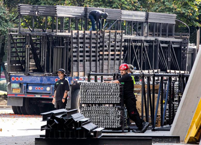 Trabajadores, operarios y máquinas se vieron todo el fin de semana en el estadio Atanasio Girardot, desmontando la estructura que estaba preparada para el concierto de Shakira. FOTO Jaime Pérez