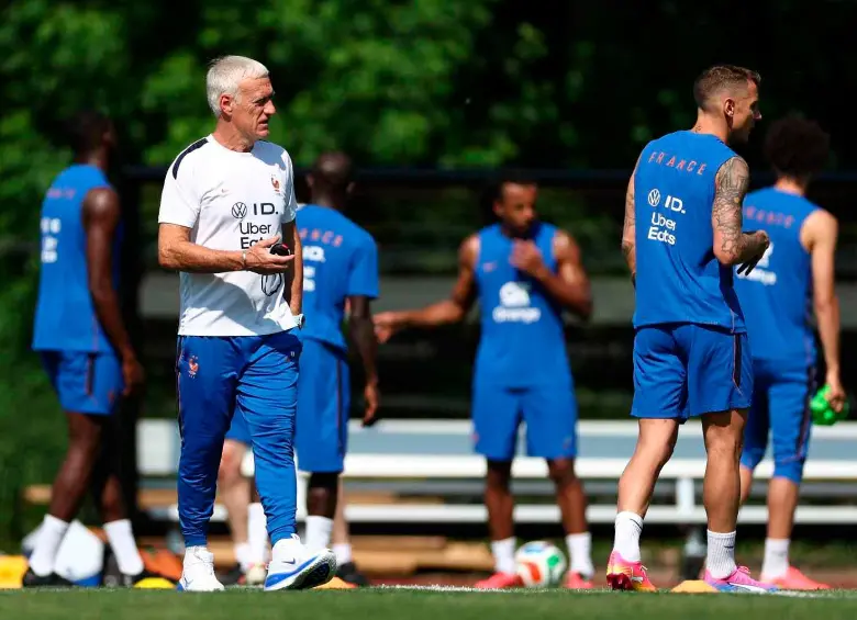 La selección de Francia entrenó en Estados Unidos y contaron con una visita muy especial, cerca de 400 aficionados que acompañaron la jornada de los Blues. FOTO AFP