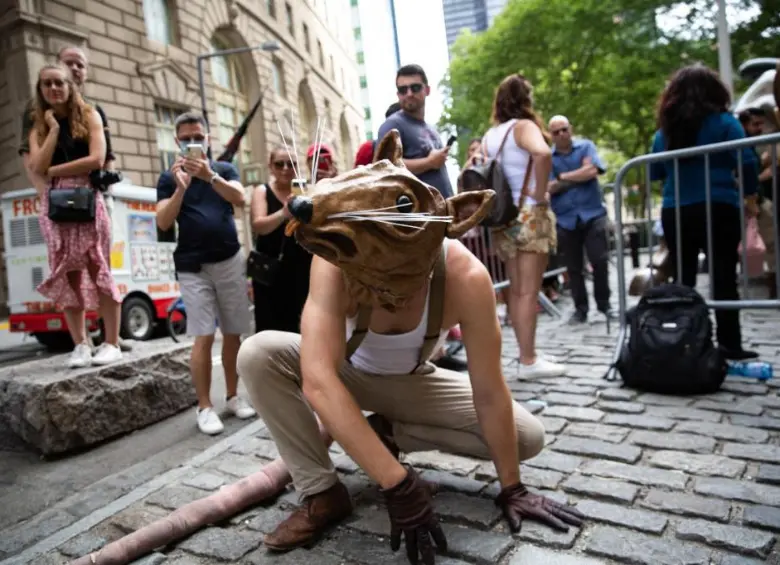 Un hombre disfrazado de rata en Nueva York. FOTO: AFP