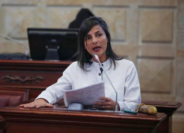 Durante parte de su intervención, la ministra Irene Vélez, leyó la información que llevaba en la mano. FOTO minminas