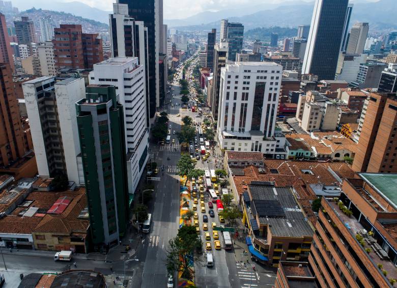 Funcionarios del Distrito, socializando el proyecto de intervención en la Zona Urbana de Aire Protegido del Centro. FOTO: Manuel Saldarriaga