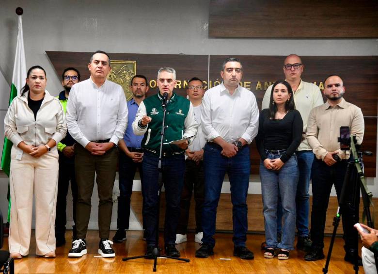 El gobernador de Antioquia hizo el anuncio de su intención de presentar una nulidad contra la suspensión de las órdenes de captura en compañía de los alcaldes del Valle de Aburrá. FOTO: Cortesía