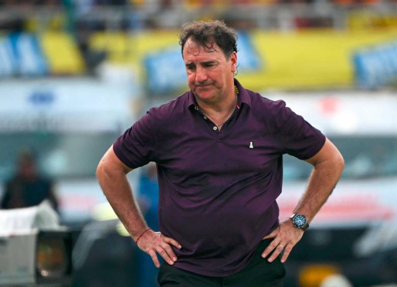 La constante en los últimos partidos de Colombia han sido las caras largas y de impotencia del técnico y los jugadores. FOTOs afp
