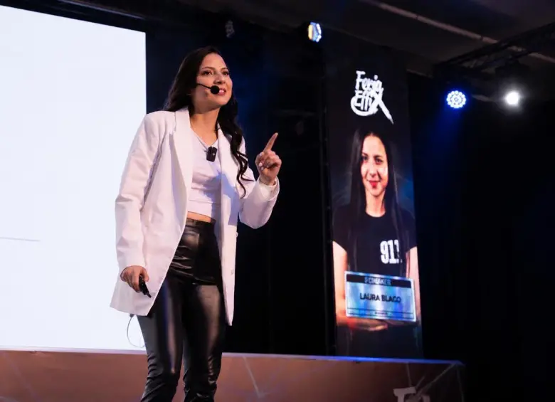 Laura Blago, empresaria colombiana que desarrolló una metodología de Diseño Conversional y ha capacitado a más de 5.200 empresarios y emprendedores de 15 países en el uso estratégico del diseño y la inteligencia artificial. FOTO: Laura Blago.