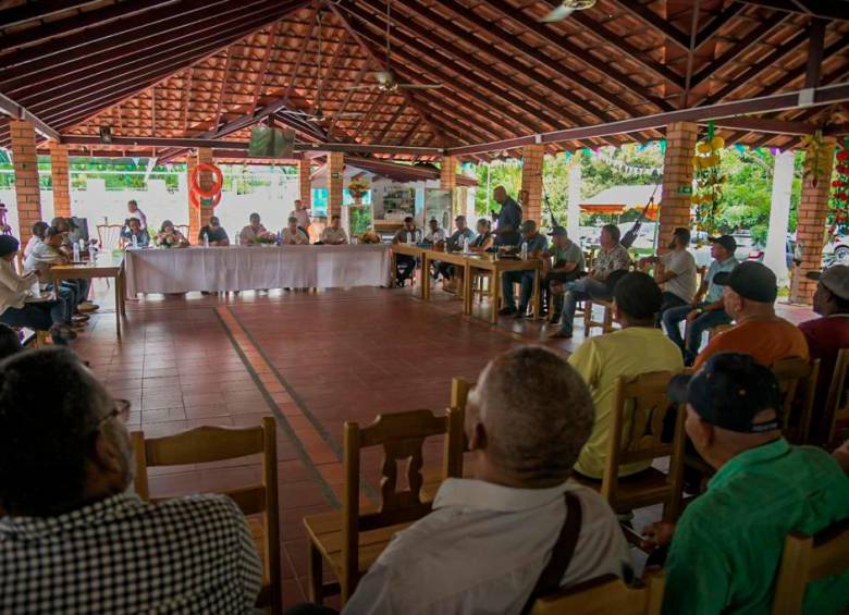 En la mesa participaron la Gobernación de Antioquia, el Invías, los alcaldes de las zonas afectadas, y miembros de la comunidad. FOTO: Gobernación de Antioquia.