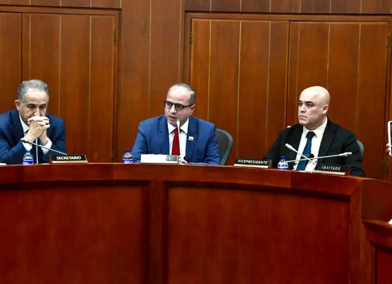 El senador Juan Espinal (centro) estará a cargo de presidir la Comisión V. FOTO: Archivo suministrado