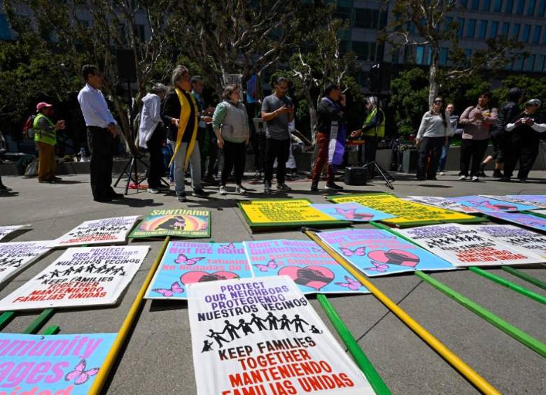 Una multitud se reúne afuera del Edificio Federal Phillip Burton para apoyar a Guillermo Medina Reyes, quien permanece bajo custodia de ICE. FOTO: AFP. 