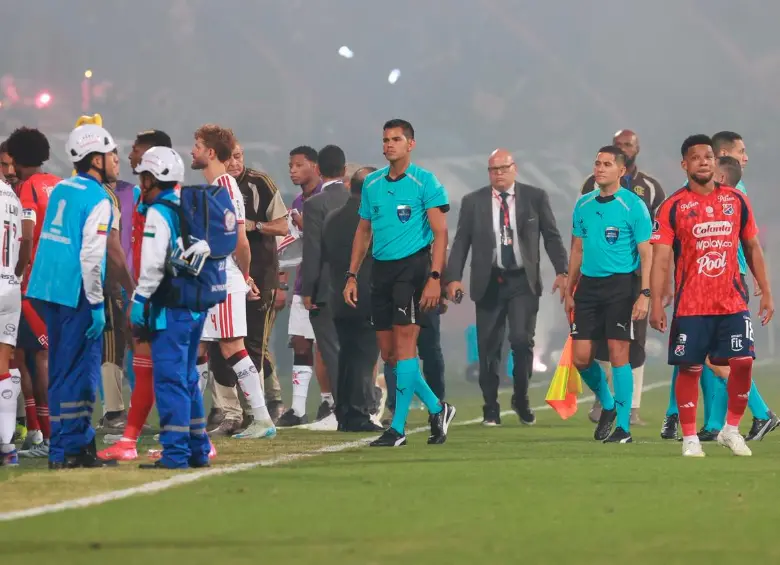 Imágenes del duelo entre DIM y Flamengo que no se pudo disputar por los disturbios que generaron los hinchas rojos. FOTOMANUEL SALDARRIAGA