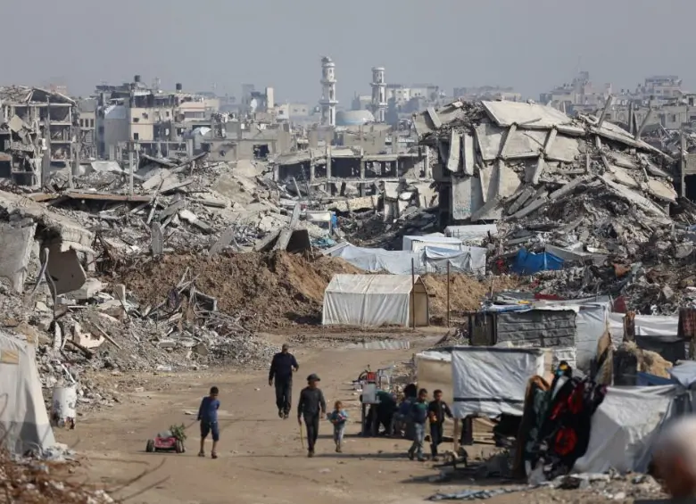 Palestinos desplazados intentan sobrevivir en tiendas de campaña improvisadas, instaladas sobre los escombros, en el barrio de Zeitoun, ciudad de Gaza. FOTO Agencia AFP