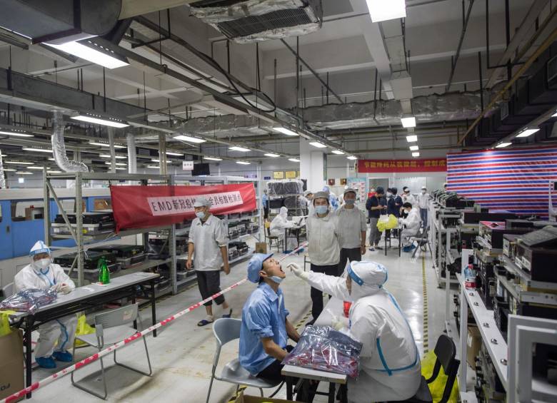 Algunos empleados de la empresa china que construye iphones denuncian malas condiciones de salubridad en las instalaciones. FOTO Getty