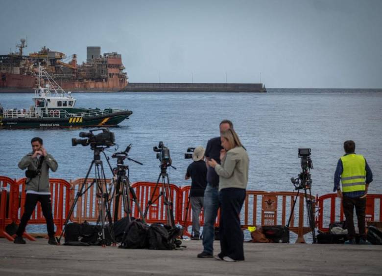 Una patrullera de la Guardia Civil en el Puerto de Granadilla, donde se espera la llegada del MV Hondius con pasajeros que podrían estar infectados con hantavirus, mientras los trabajadores del Puerto de Granadilla continúan realizando operaciones de refuerzo de seguridad y del perímetro antes de la llegada del MV Hondius a la isla de Tenerife. FOTO: AFP