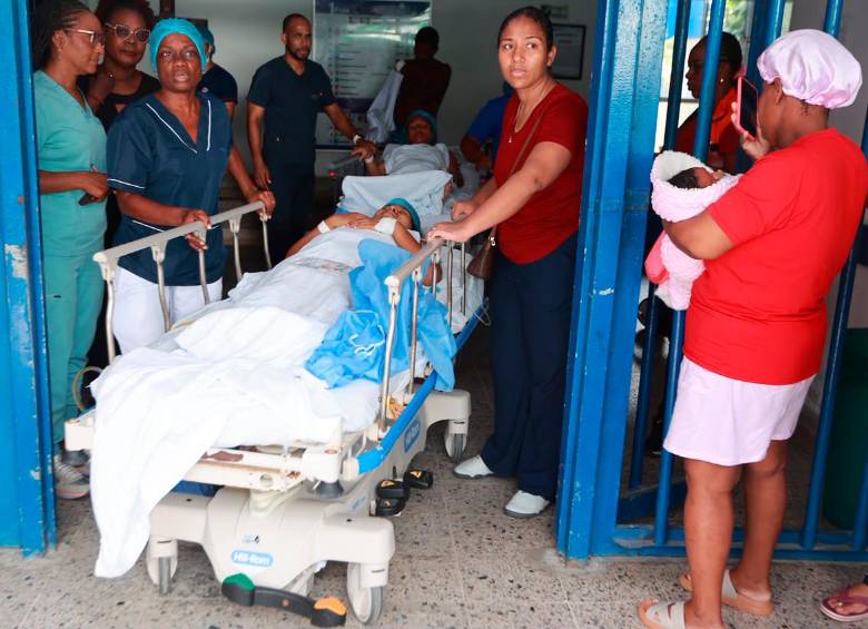 Los pacientes del Hospital San Francisco de Asís, de Quibdó, tuvieron que ser ubicados en las afueras ante la alerta de sismo. FOTOS MANUEL SALDARRIAGA