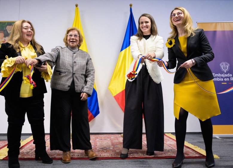 La canciller Rosa Yolanda Villavicencio junto a su homóloga Oana-Silvia Țoiu reabren la embajada de Colombia en Rumania. FOTO: Cancillería