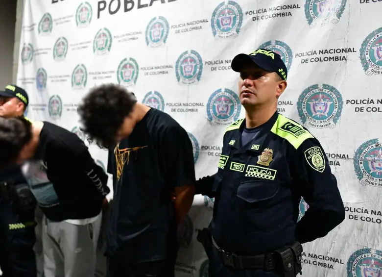 Dos capturados por un hurto en El Poblado, comuna 14 de Medellín. FOTO: POLICÍA MEVAL