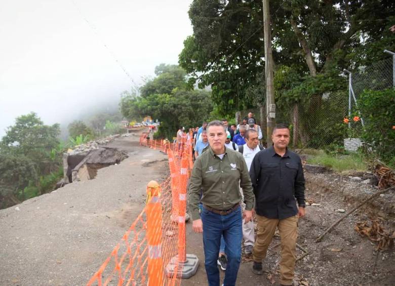 La visita del Gobernador a Santa Bárbara permitió concertar soluciones a corto y mediano plazo para la vía. FOTO CORTESÍA