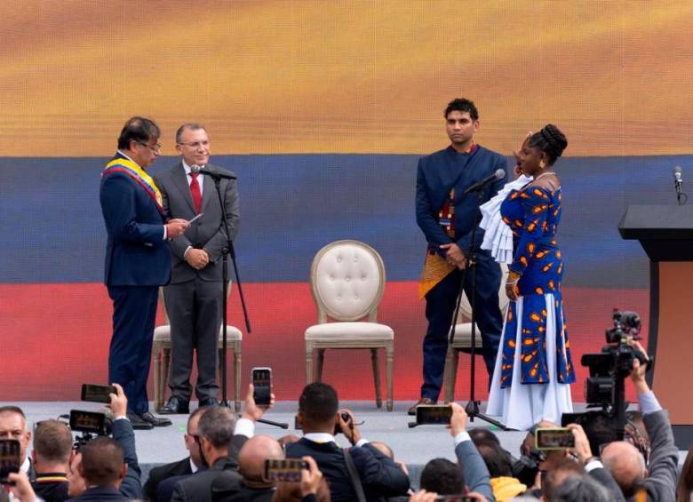 Gustavo Petro y Francia Márquez juramentaron este domingo en la Plaza de Bolívar, en Bogotá, como presidente y vicepresidenta de Colombia. FOTO CORTESÍA