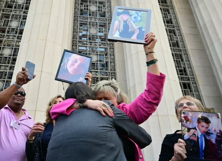 Familiares de víctimas con historias similares a la de Kaley celebraron el fallo en el juicio contra Meta y YouTube. FOTO AFP