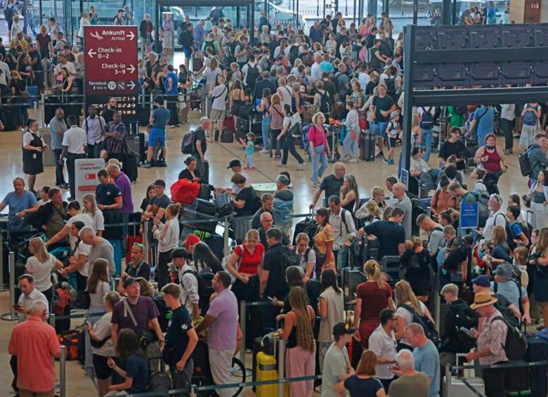 Un error en una actualización de CrowdStrike provocó la caída masiva en sistemas de Microsoft, entre otras empresas, causando un efecto dominó en servicios de aeropuertos, bancos y telecomunicaciones. FOTOs AFP Y Getty