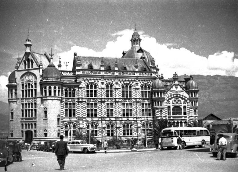 Hasta hace varias décadas, la sede de la Gobernación de Antioquia era en el Palacio de la Cultura Rafael Uribe Uribe. Foto: Carlos Rodríguez /Archivo El Colombiano