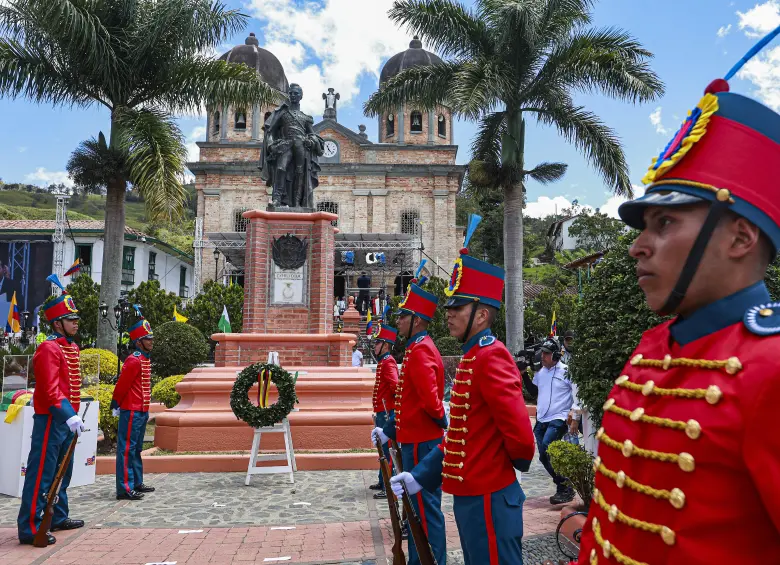 Evento de homenaje póstumo al General José María Córdoba, con exhibición de la Corona de Laurel, el sombrero y su partida de Bautismo en Concepción. Foto: Manuel Saldarriaga Quintero
