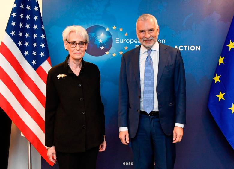 La subsecretaria del Departamento de Estado de Estados Unidos, Wendy Sherman, y el secretario general del Servicio Europeo de Acción Exterior, Stefano Sannino. FOTO TWITTER