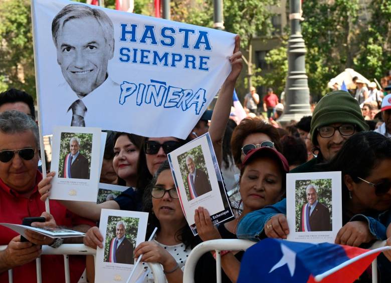 Los seguidores del expresidente Sebastián Piñera se reunieron frente al Palacio de La Moneda para despedirlo. FOTO AFP