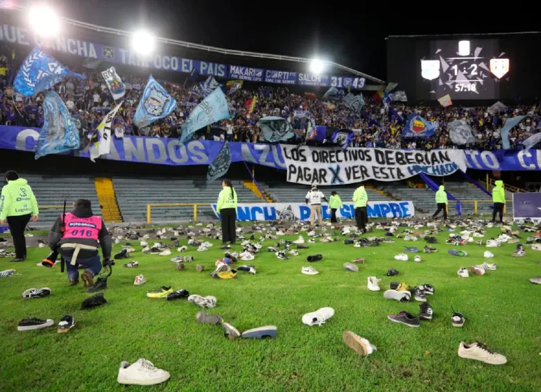 Así lucía la grama de El Campín tras la lluvia de tenis en señal de protestas por parte de los hinchas. FOTO: @chirilatino
