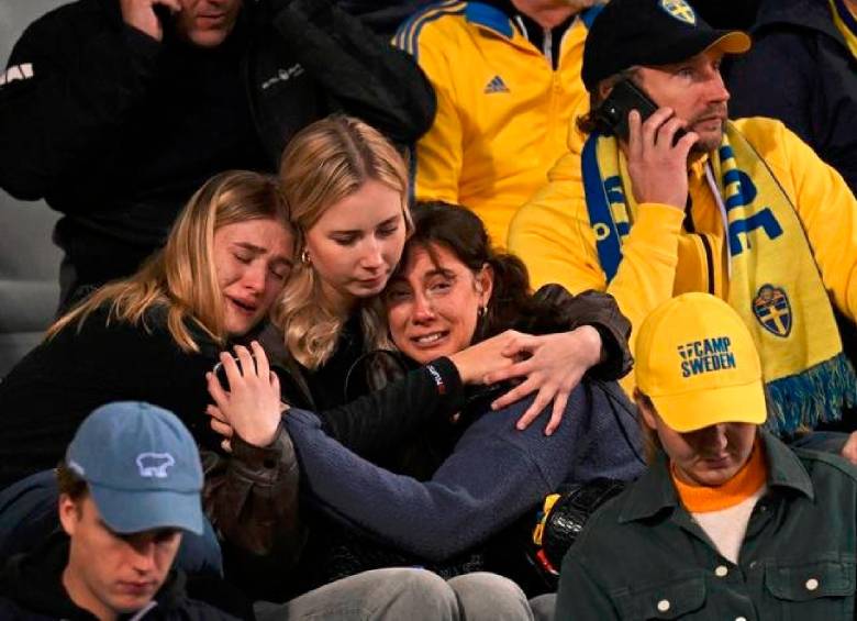 Entre tensión y dolor los hinchas del duelo Bélgica-Suecia aguardaron en la tribuna para lograr salir del estadio. FOTO: CUENTA DE X DE PABLO GIRALT @giraltpablo