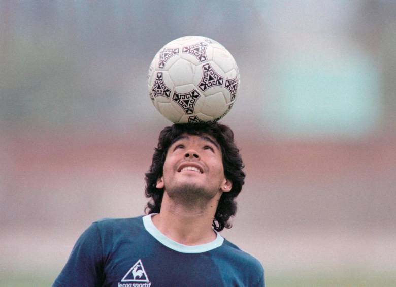 Diego Armando Maradona con el balón Azteca, el que se usó en México 86. FOTO AFP