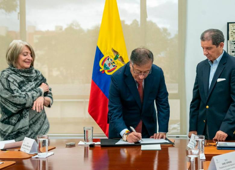 La ministra de Agricultura, Cecilia López, junto al presidente Gustavo Petro y el líder de Fedegán, José Félix Lafaurie, durante la firma el sábado del acuerdo de tierras. FOTO Presidencia