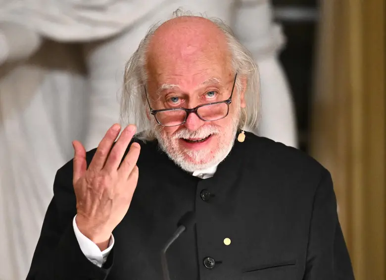 Lászlo Krasznahorkai durante su discurso en Estocolmo, donde advirtió sobre los “ángeles sin alas” de la era tecnológica. FOTO AFP